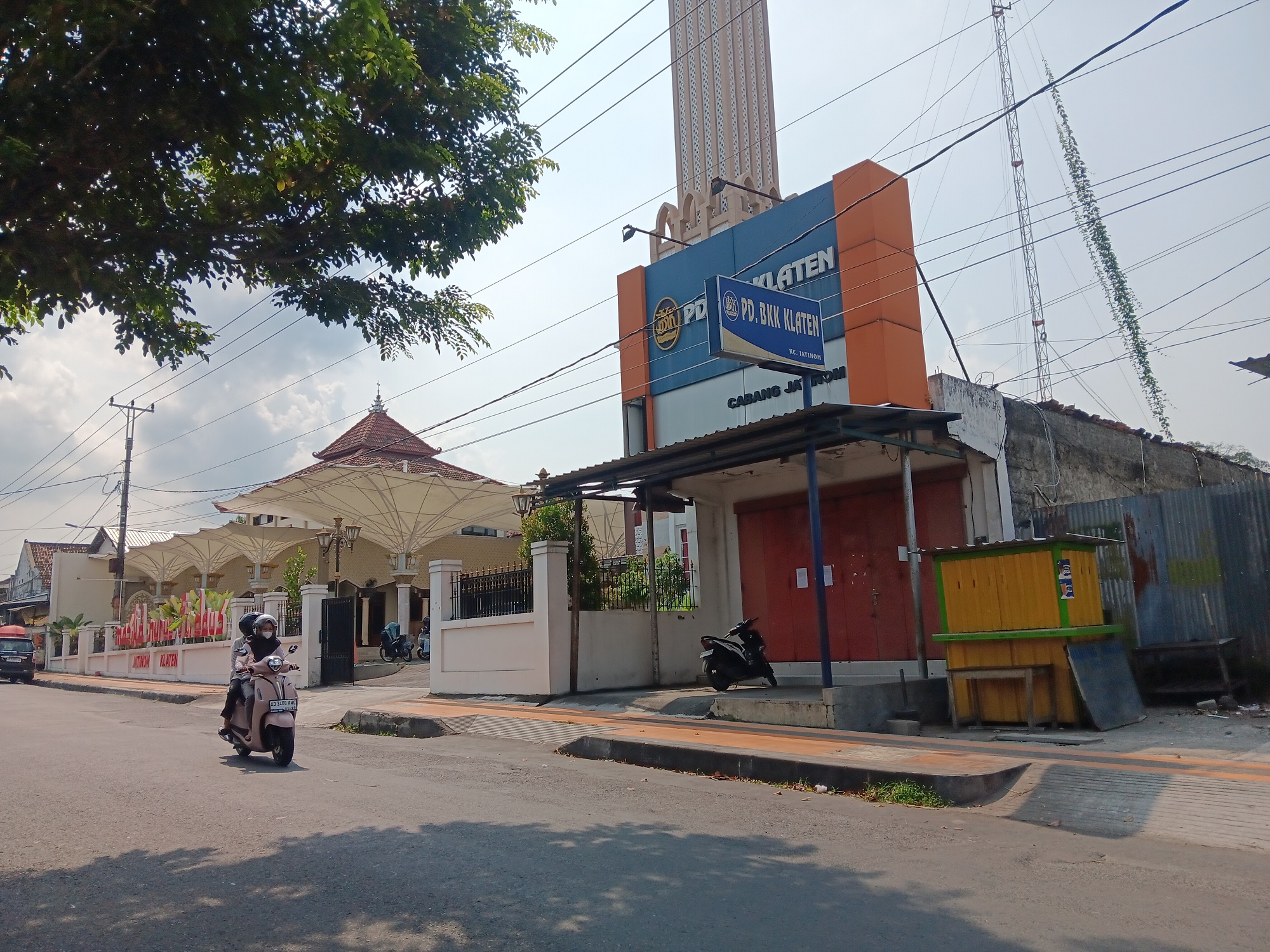 PD BKK Klaten Kantor Cabang Jatinom Jalan Raya Jatinom-Boyolali, Pandeyan, Jatinom yang tutup operasional. (Angga Purenda/Radar Solo)