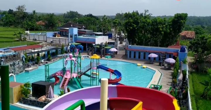 Fasilitas kolam renang di Waterboom Sruwoh Boyolali