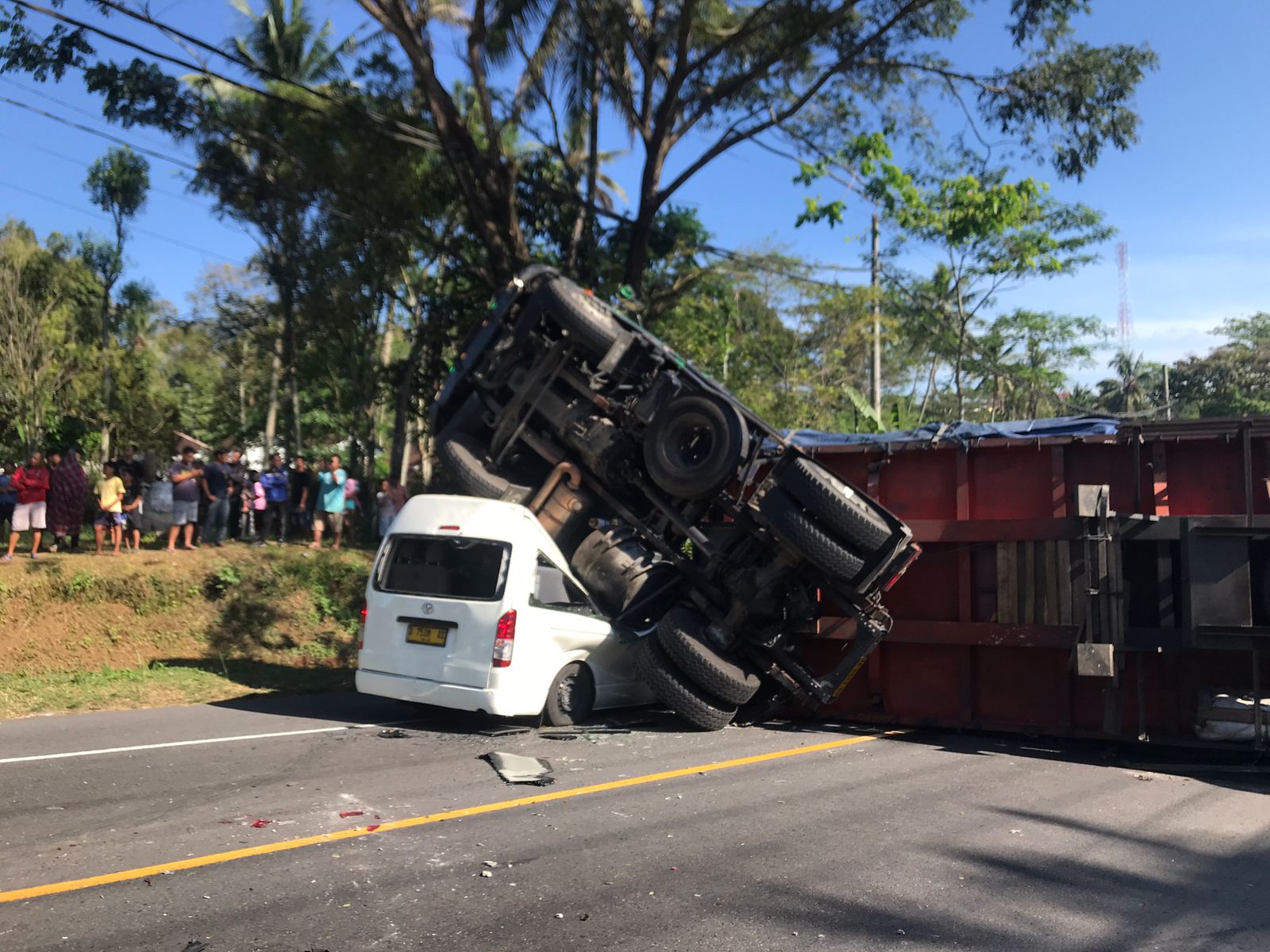 Minibus tertimpa truk trailer di Jalan Raya Semarang-Solo, tepatnya di Desa Gatak Tompak, Kecamatan Ampel, Boyolali, Kamis (26/6/2025).