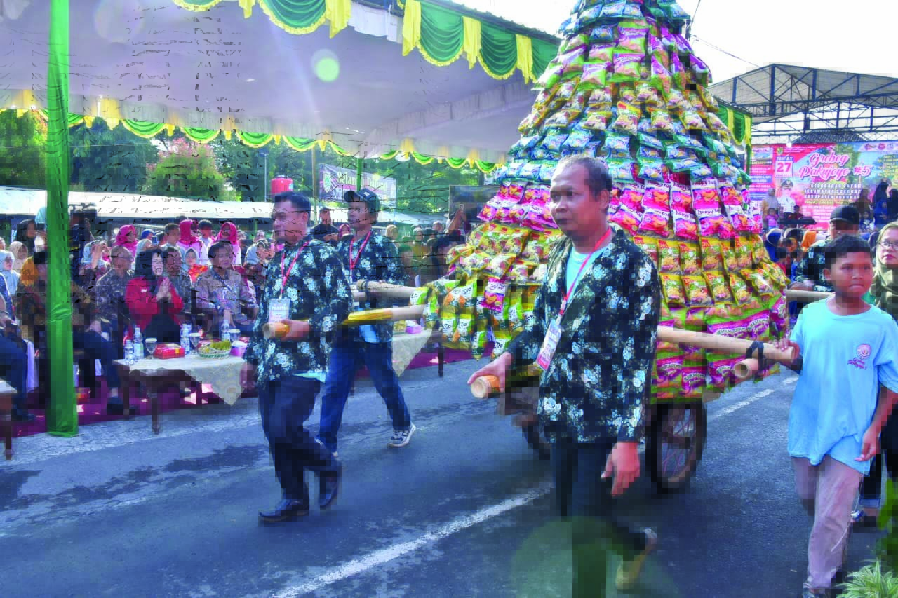 Salah satu gunungan yang diarak dalam acara Grebeg Pakujoyo di Kelurahan Gayam, Sukoharjo, Jumat (27/6).