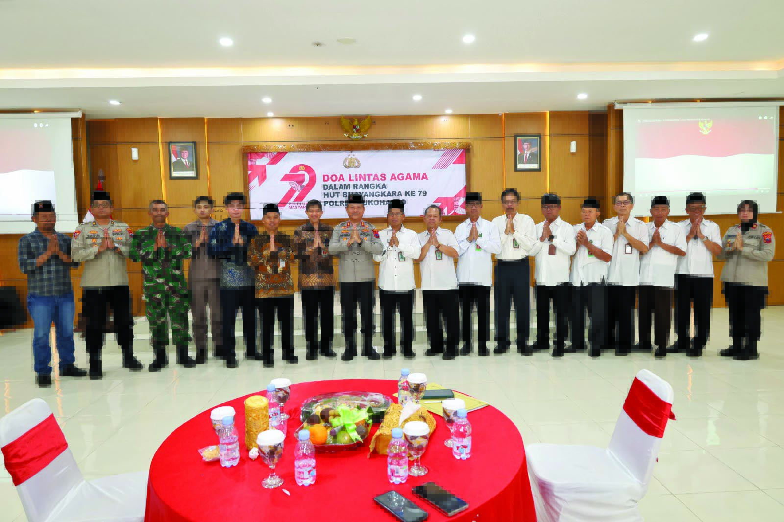 Polres Sukoharjo dan unsur Forkopimda, tokoh agama, Bhayangkari, dan perwakilan masyarakat hadiri doa lintas agama dalam rangka Hari Bhayangkara, Jumat (17/6).