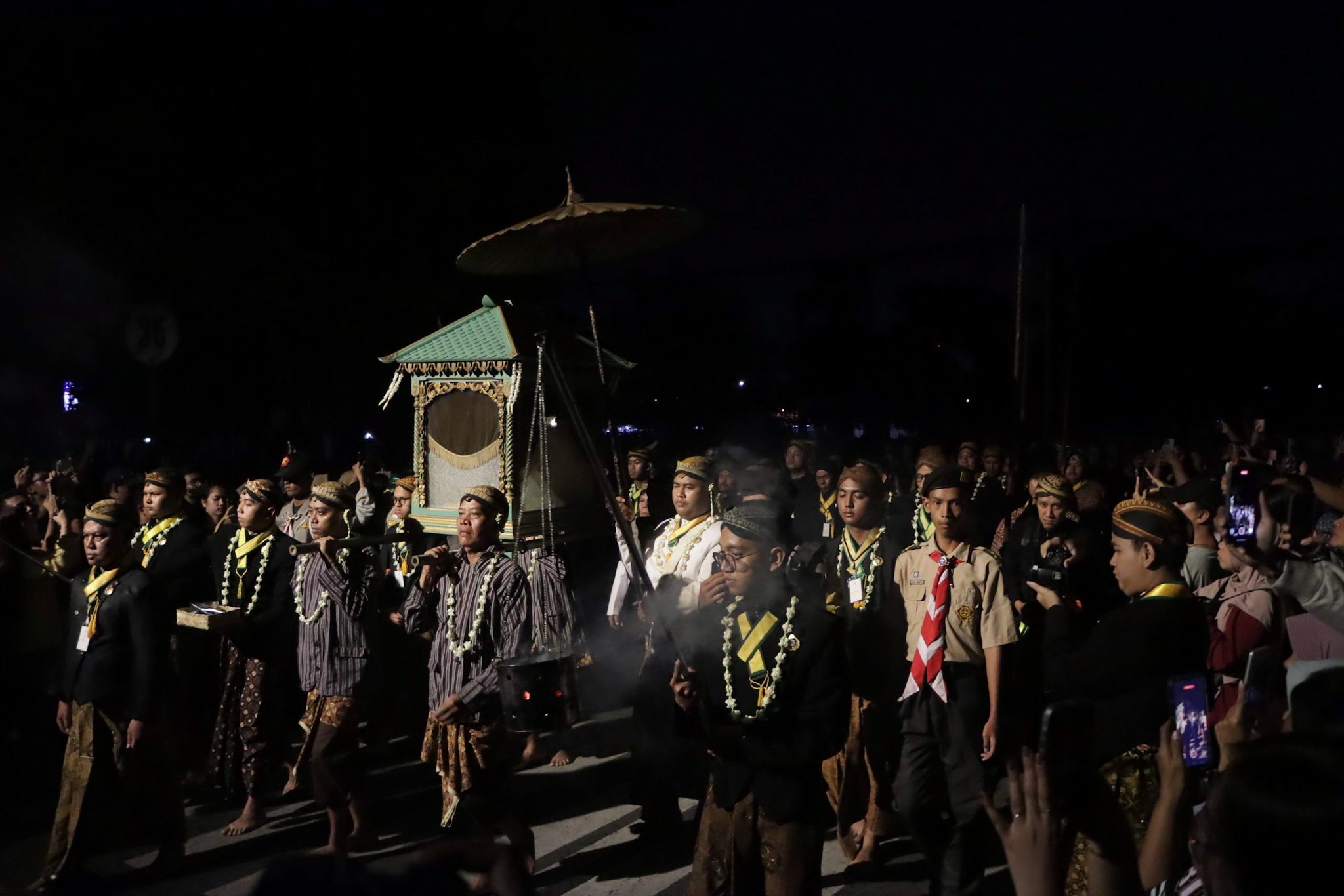 Kirab Mangkunegaran menyambut malam satu suro