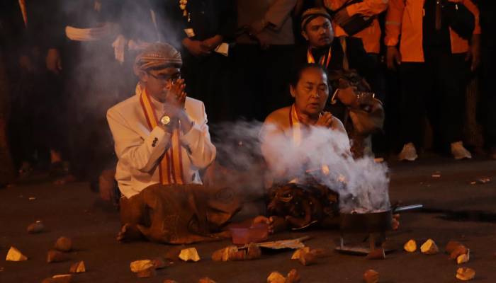 Keraton Kasunanan Surakarta menggelar ritual doa sebelum Kirab Pusaka Malam 1 Suro, Kamis (26/6/2025).