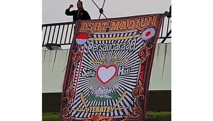 Potongan video PSHT cabang Jepang bentangkan spanduk di jembatan di Negeri Sakura.