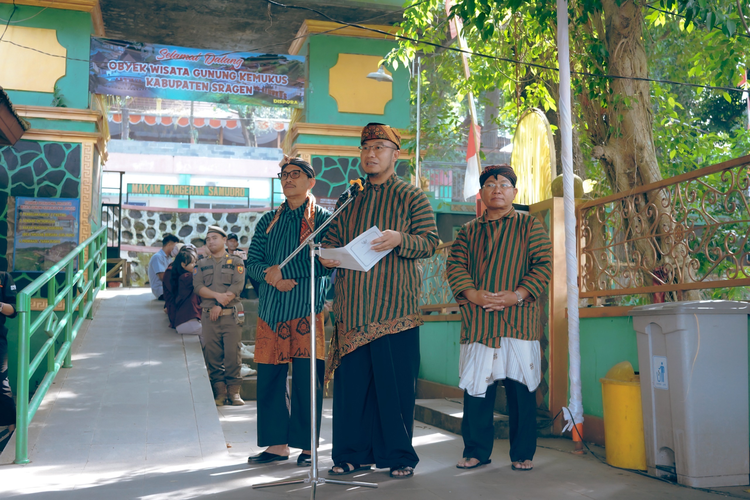 Bupati Sragen Sigit Pamungkas beri sambutan dalam acara tradisi Larap Slambu makam Pangeran Samudro di Gunung Kemukus, Sumberlawang, Sragen, Jumat (27/6/2025). (Ahmad Khairudin/Radar Solo)