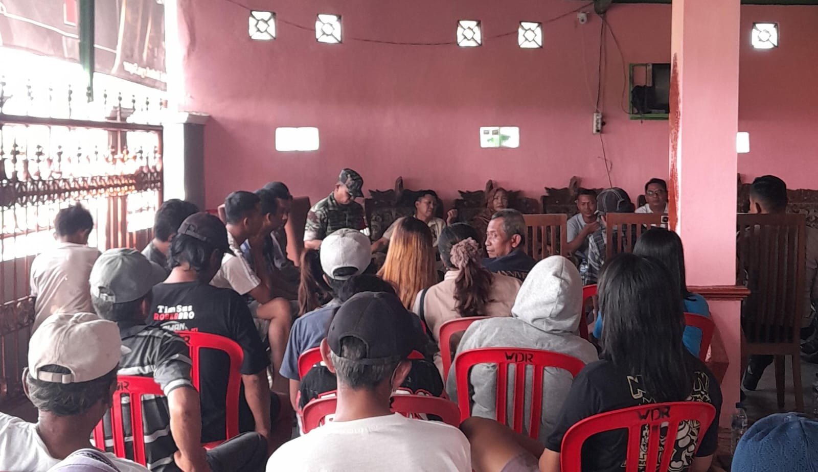 Mediasi antara warga Desa Brujul dengan Pemerintah Desa Jetis, Jaten terkait keberadaan TPS Desa Jetis yang diprotes, Jumat (27/6/2025). (Rudi Hartono/Radar Solo)