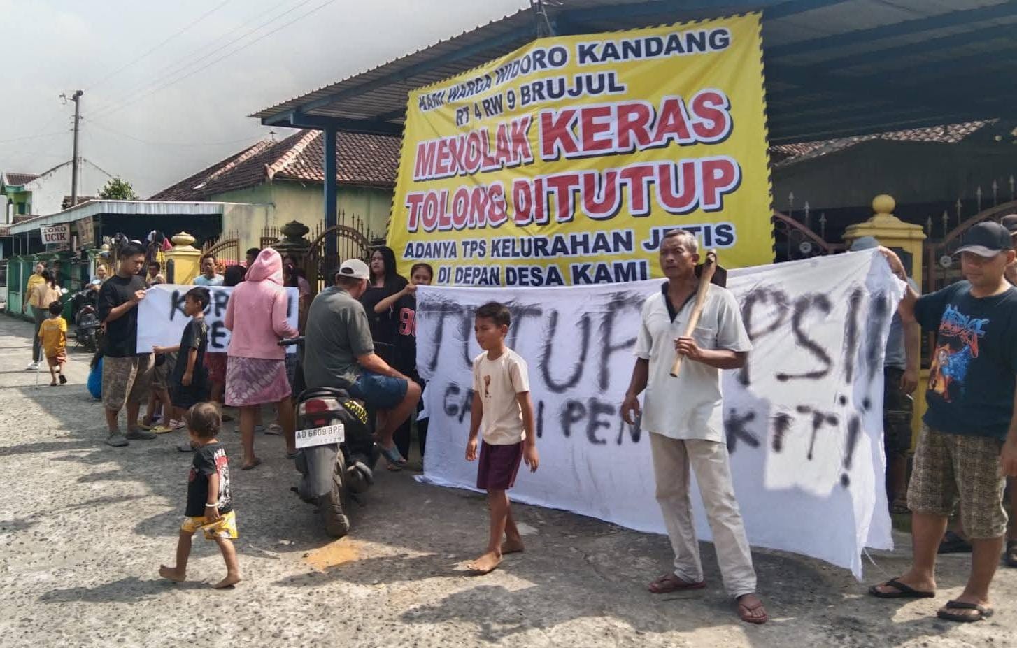 Warga Dusun Widoro, Desa Brujul, Kecamatan Jaten, Karanganyar memprotes keberadaan TPS milik Pemdes Jetis, Jumat (27/6/2025). (Rudi Hartono/Radar Solo)