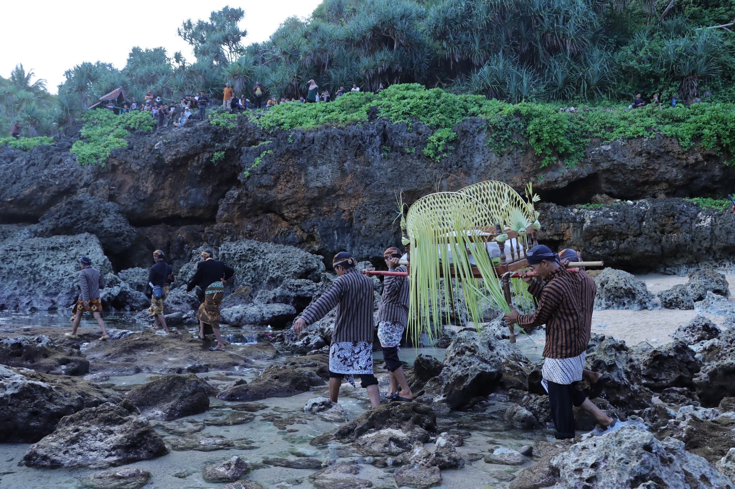 Kepala sapi diarak menggunakan tandu menuju Pantai Sembukan untuk dilarung.