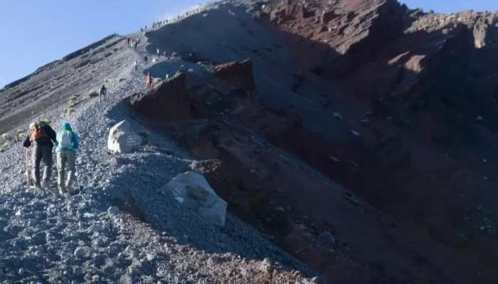 Jalur pendakian Gunung Rinjani.