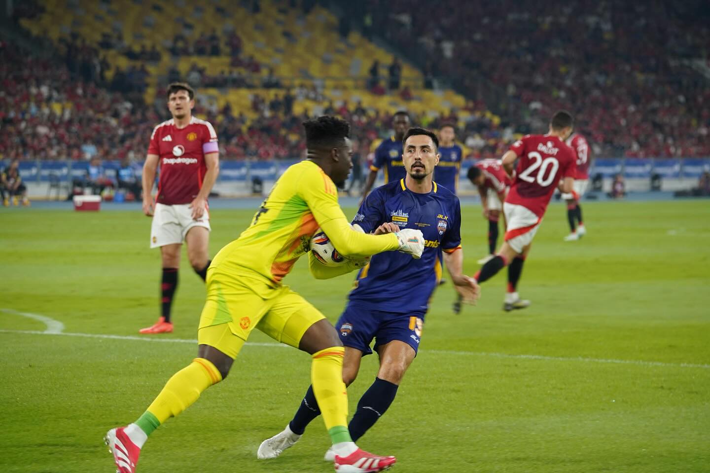 UNJUK GIGI: Declan Lambert saat bermain melawan Manchester United di Malaysia, belum lama ini.