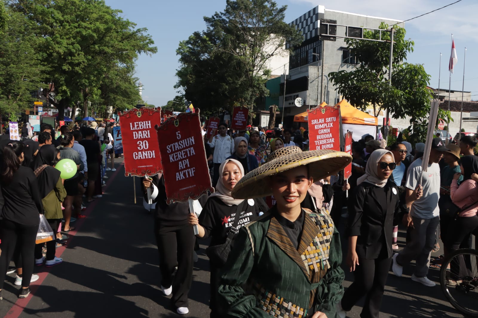 Peserta parade dari Kabupaten Klaten dalam grand opening Solo Raya Great Sale di CFD Slamet Riyadi, Solo, Minggu (29/6/2025). (M.Ihsan/Radar Solo)