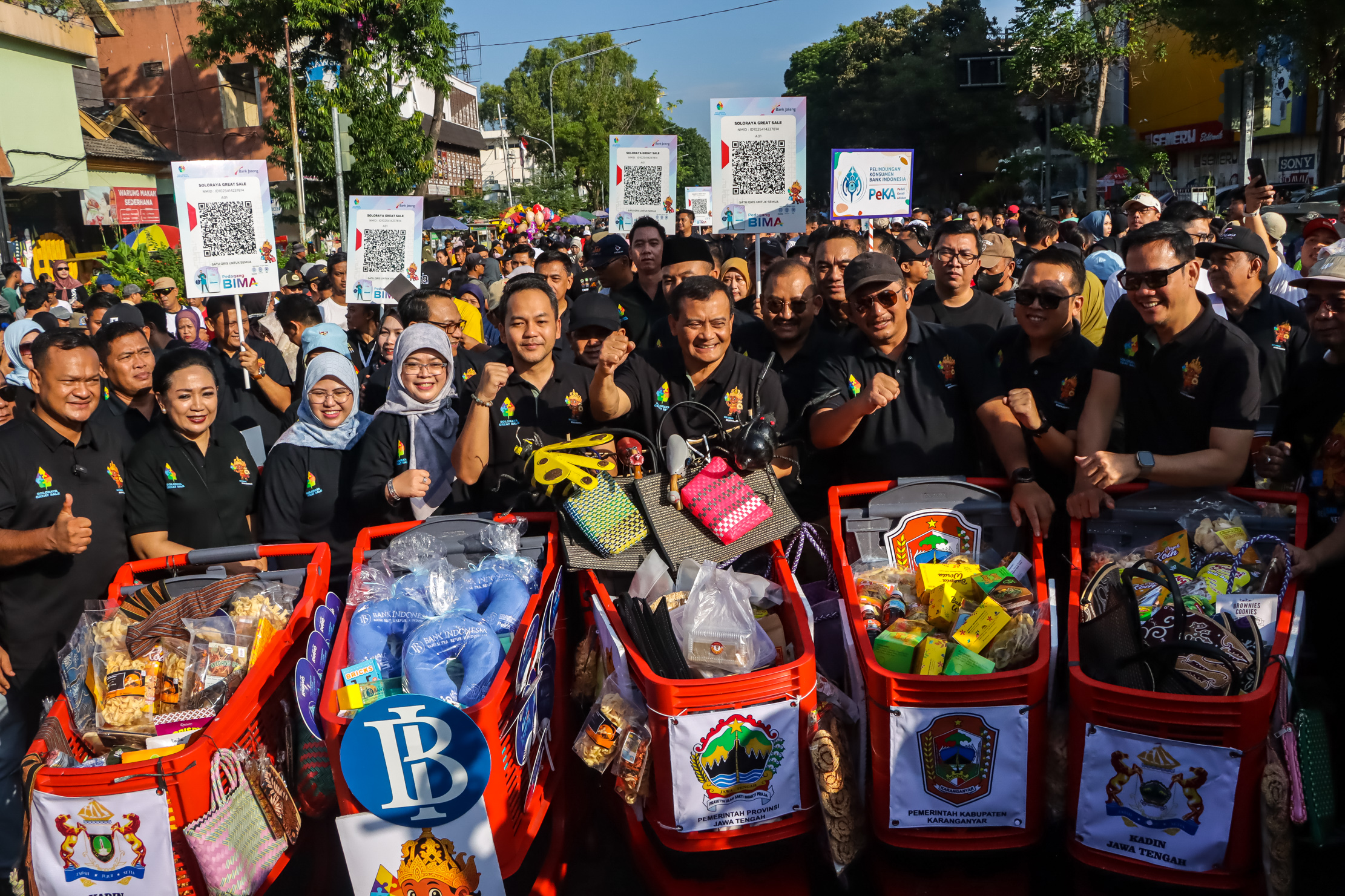 Gubernur Jateng Ahmad Luthfi bersama kepala daerah Solo Raya dan panitia SGS 2025 di CFD, Minggu (29/6). (M Ihsan/Radar Solo)