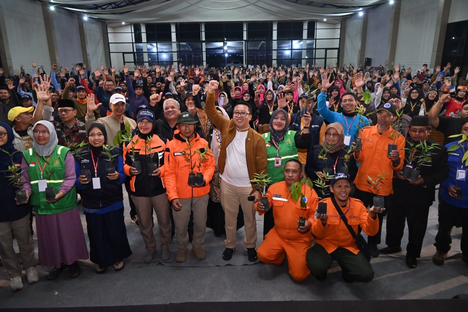 Wakil Bupati Karanganyar Adhe Eliana bersama relawan MDMC saat acara kopdar di Tawangmangu, Sabtu (28/6/2025) malam. (Rudi Hartono/Radar Solo)