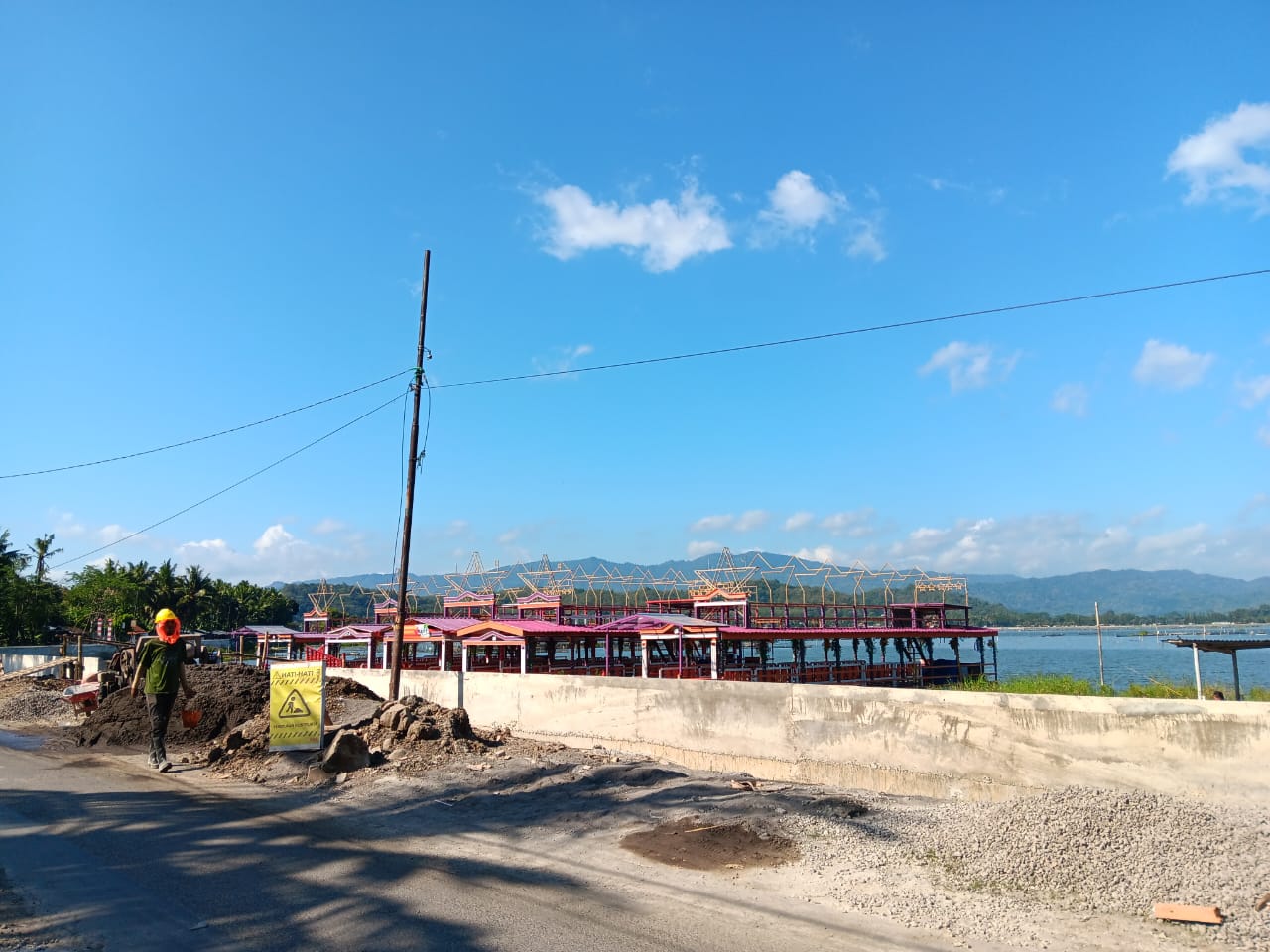 Pembangunan jalur pedestrian Rowo Jombor di Desa Krakitan, Kecamatan Bayat, Klaten, Minggu (29/6/2025). (Angga Purenda/Radar Solo)