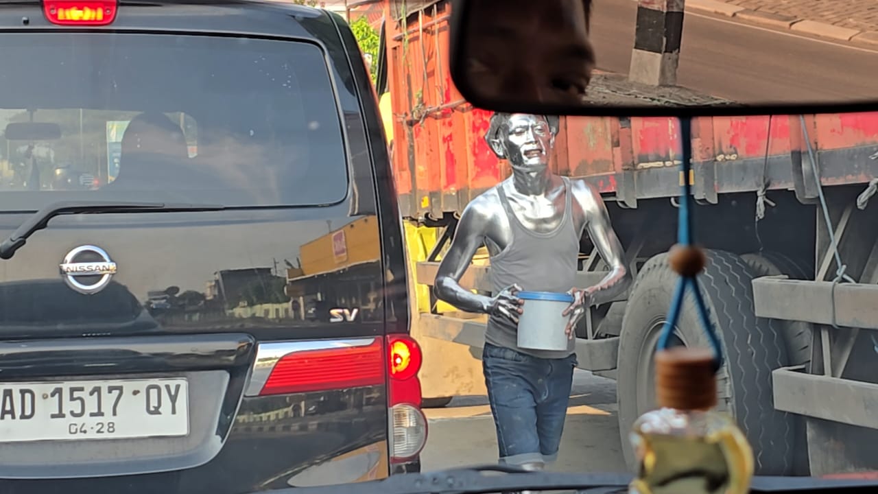 Manusia silver yang mangkal di salah satu traffic light di Sragen. (Ahmad Khairudin/Radar Solo)
