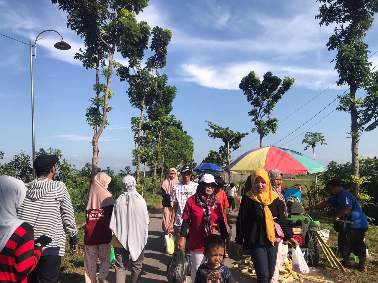 Pengunjung menyerbu CFD di Desa Dibal, Kecamatan Ngemplak, Boyolali, Minggu (29/6/2025).