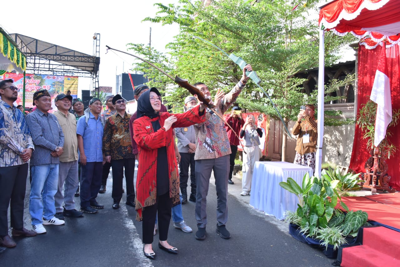 Bupati-Wakil Bupati Sukoharjo Etik Suryani-Eko Sapto Purnomo hadiri acara Gerebeg Pakujoyo, di Taman Pakujoyo, Kecamatan Sukoharjo Kota, Jumat (27/6/2025).
