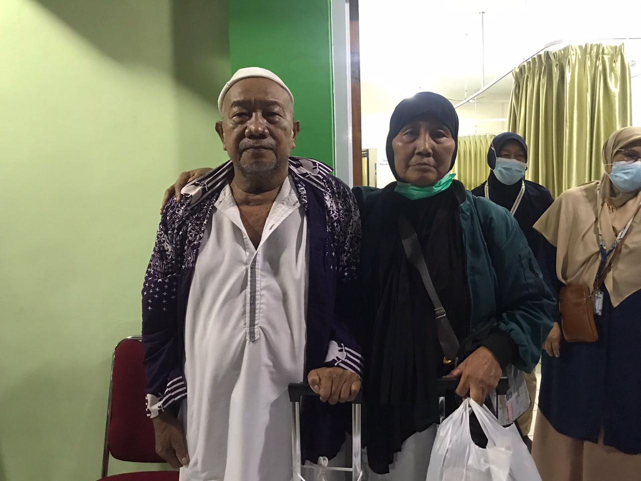 Sumarno Dirjo, 64, dan Sukarti, 56, pasutri asal Rembang yang sehari-hari jualan pentol dan kini telah haji.
