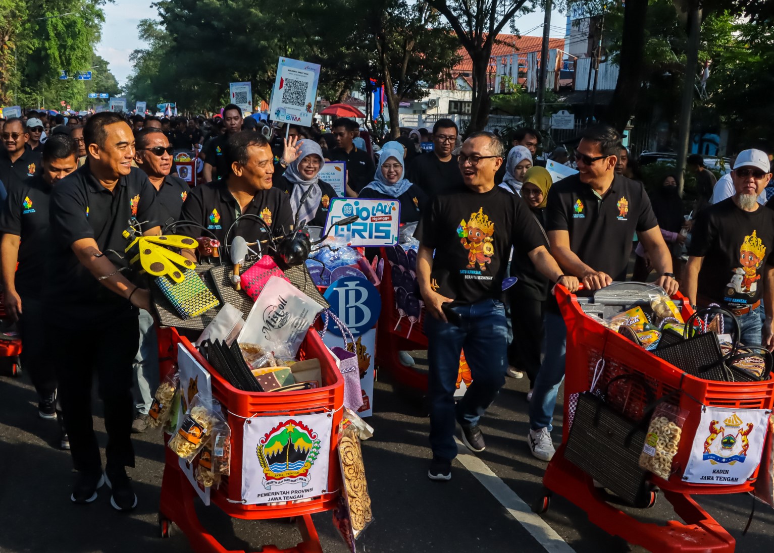 Gubernur Jateng Ahmad Luthfi (dua dari kiri) dukung penuh Solo Raya Great Sale 2025.