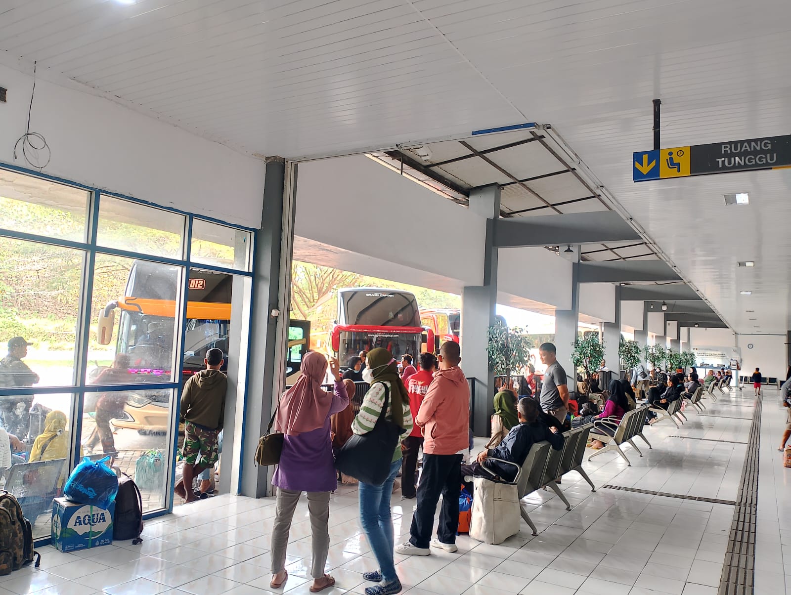 Penumpang menunggu bus di Terminal Wonogiri, Minggu (29/6/2025).