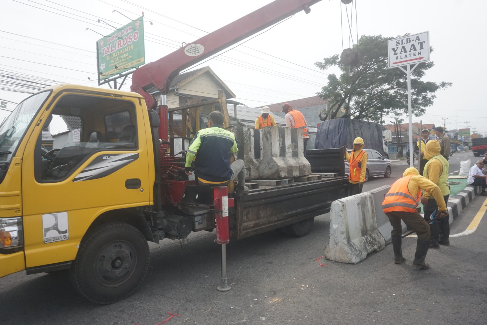 Celah median jalan nasional di Jalan Solo-Jogja, Desa Trunuh, Kecamatan Klaten Selatan yang ditutup dengan barier beton, Senin (30/6/2025). (Angga Purenda/Radar Solo)
