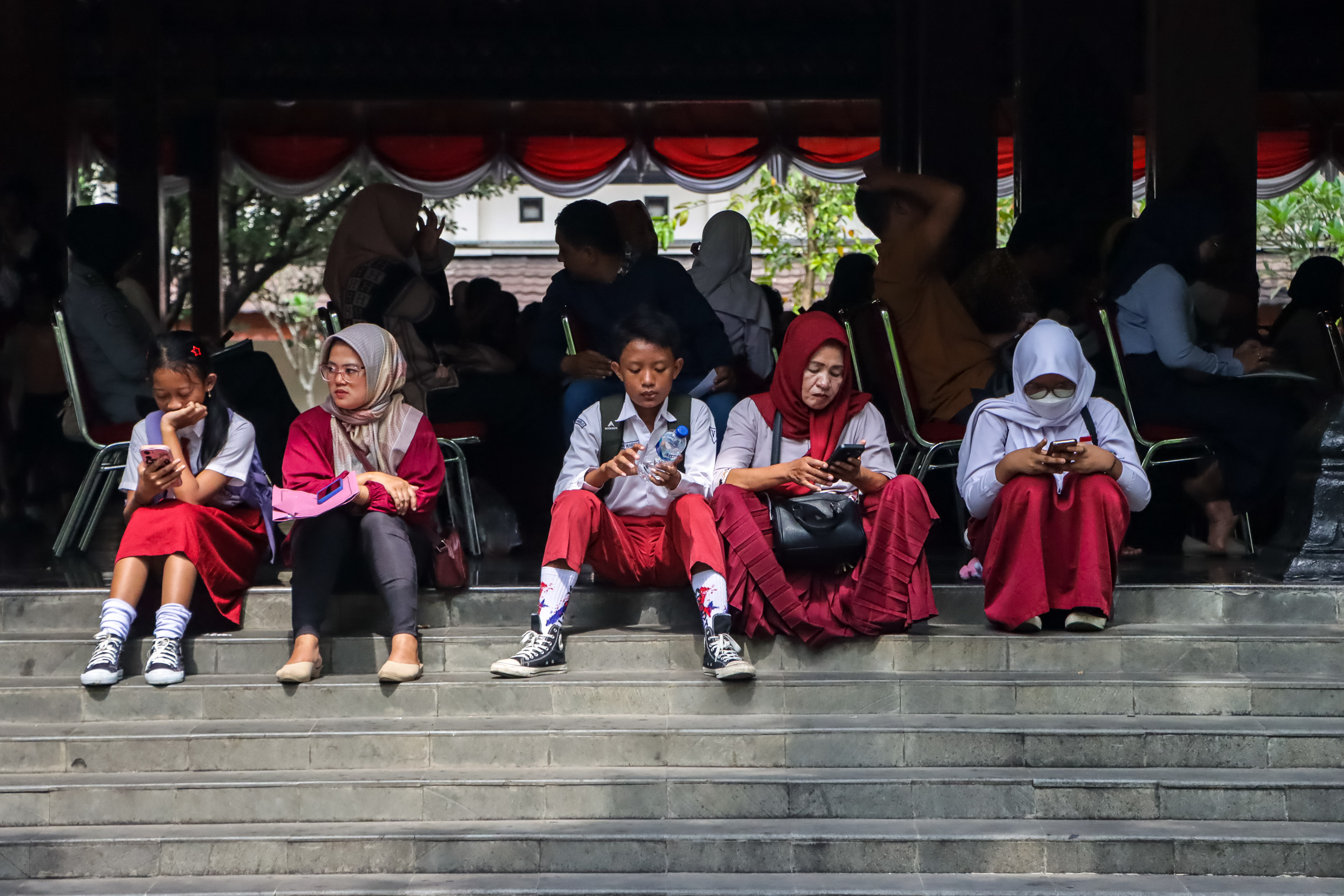 Orang tua dan calon siswa rela antre untuk mengurus masalah administrasi yang bermasalah di pendaftaran jalur domisili dan mutasi SPMB di Pendapi Gede Balai Kota Solo, Senin (30/6).