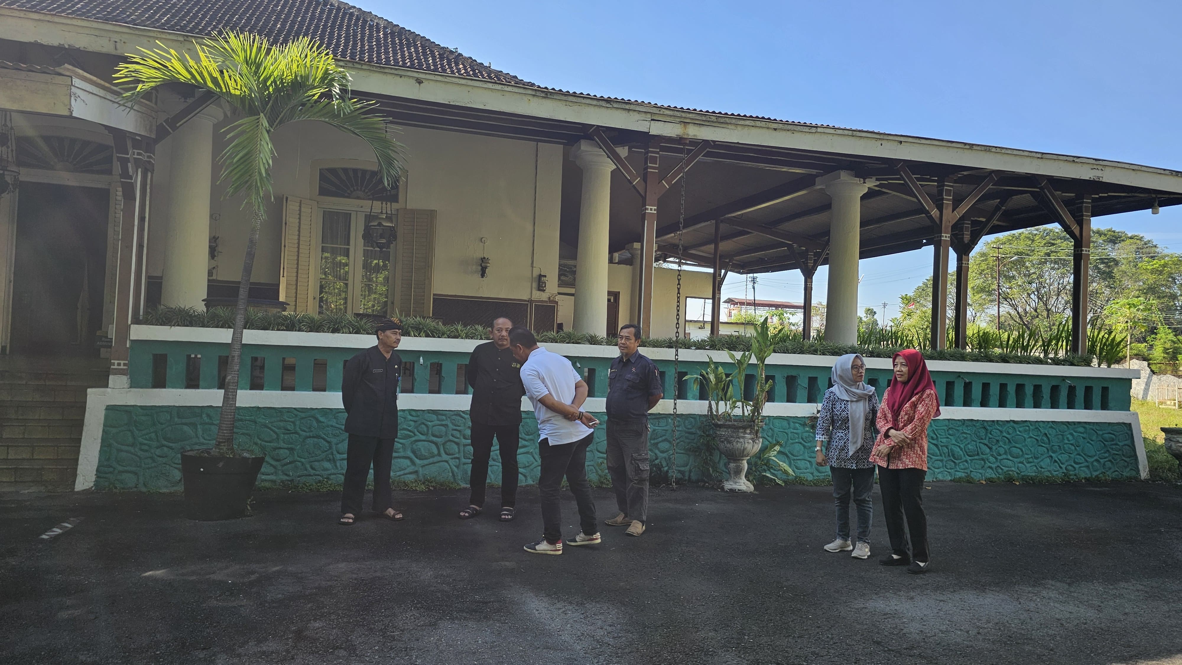 Bupati Karangnyar Rober Christanto bersama jajaran saat meninjau salah satu bangunan era kolonial di kompleks Sondokoro Pabrik Gula Tasikmadu. (Rudi Hartono/Radar Solo)
