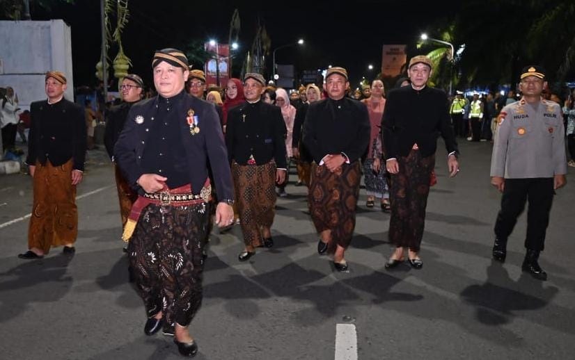 Bupati Karanganyar Rober Christanto, Wakil Bupati Adhe Eliana, Ketua DPRD Karanganyar Bagus Selo, serta Ketua DPRD Jawa Tengah Sumanto saat kirab budaya SGS. (Rudi Hartono/Radar Solo)