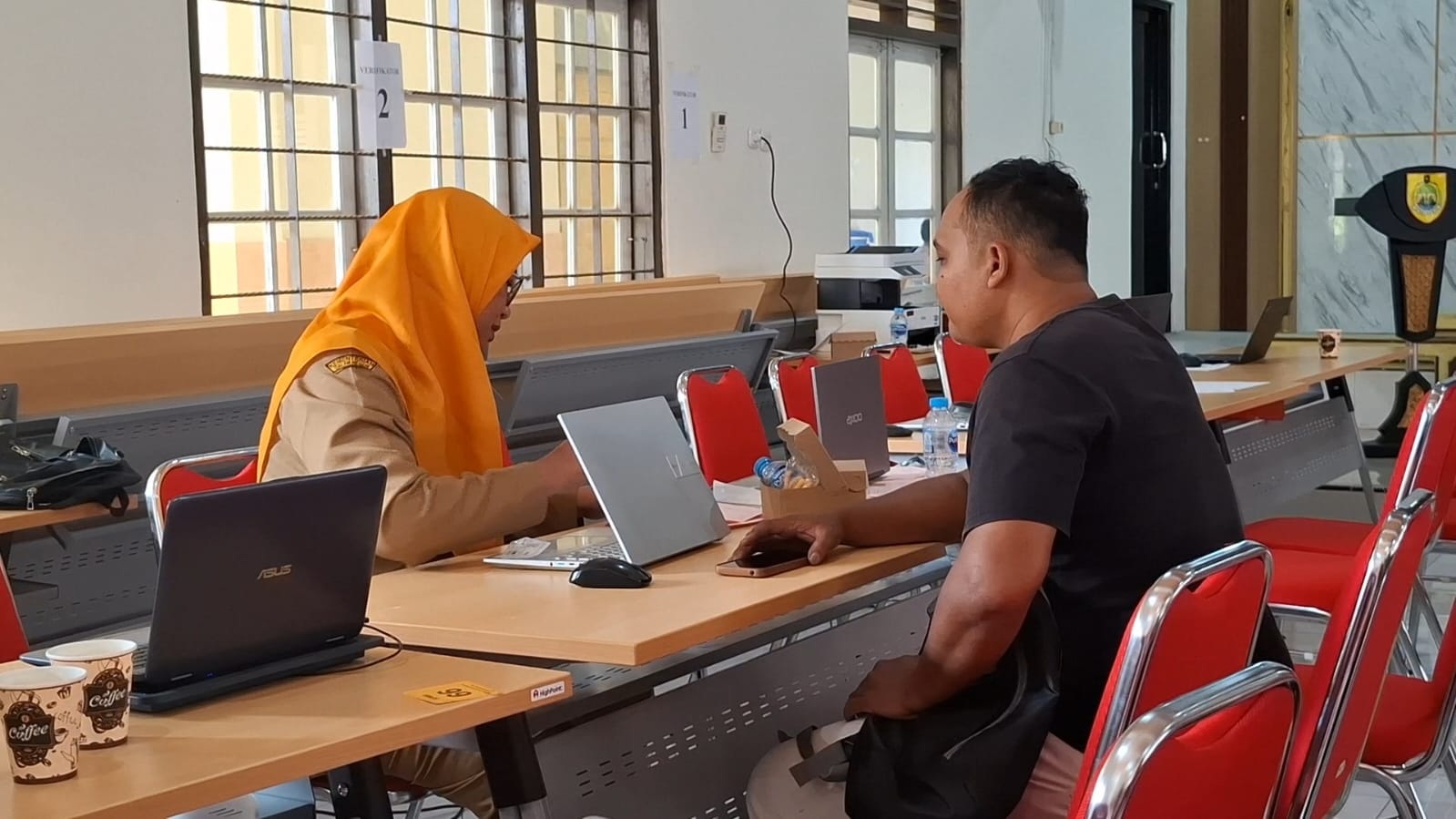 Orang tua murid mengurus syarat administrasi SPMB tingkat SMP di Kabupaten Sragen. (Ahmad Khairudin/Radar Solo)