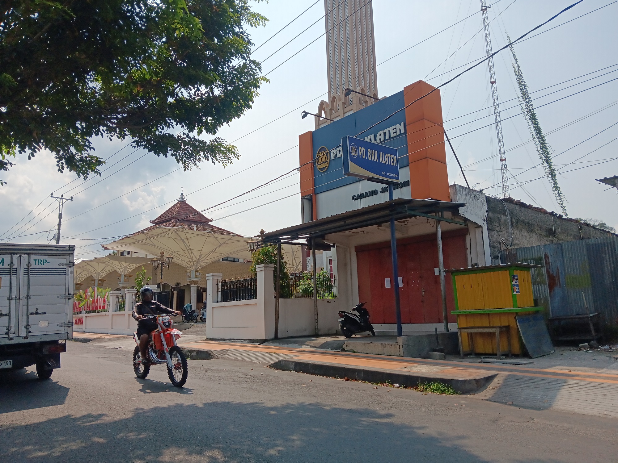 PD BKK Klaten Kantor Cabang Jatinom di Jalan Raya Jatinom-Boyolali, Pandeyan, Jatinom yang tutup operasional. (Angga Purenda/Radar Solo)