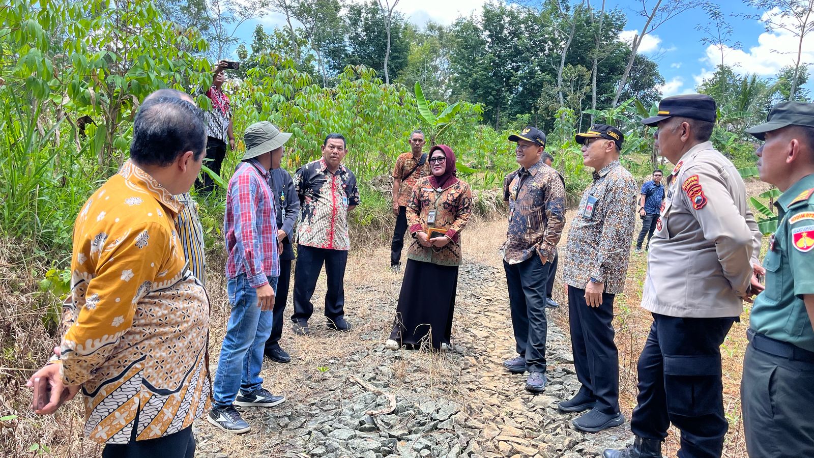 Tim melakukan pengecekan calon lokasi SMK di Kecamatan Karangtengah beberapa waktu lalu.