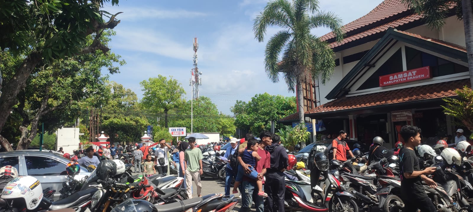 Kantor Samsat Sragen dipenuhi masyarakat yang hendak mengurus pajak, Senin (31/6/2025). (Ahmad Khairudin/Radar Solo)