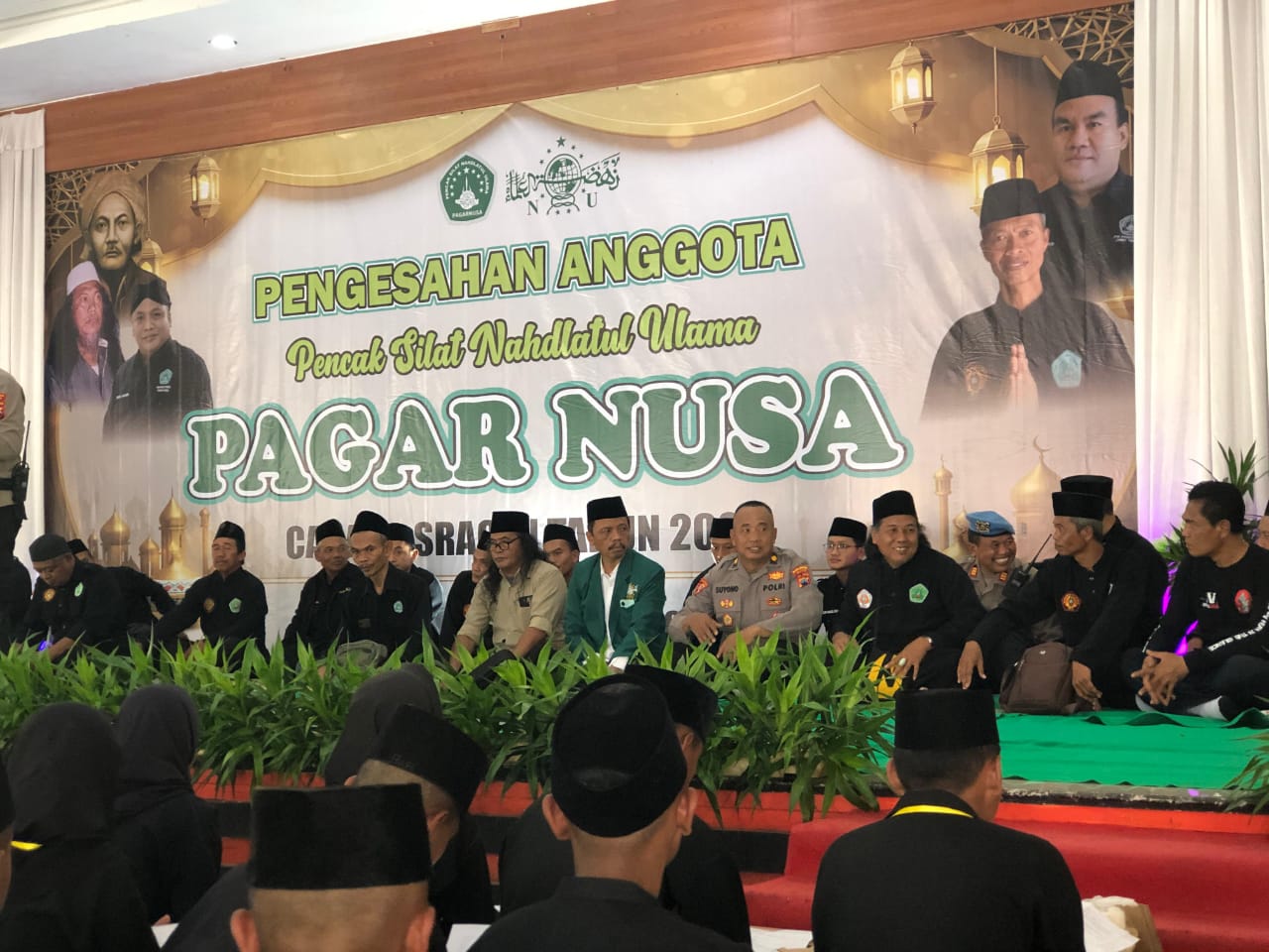 Pengesahan 627 warga baru Pagar Nusa Cabang Sragen di Gedung Kartini Sragen, Minggu (29/6/2025) sore. (Ahmad Khairudin/Radar Solo)