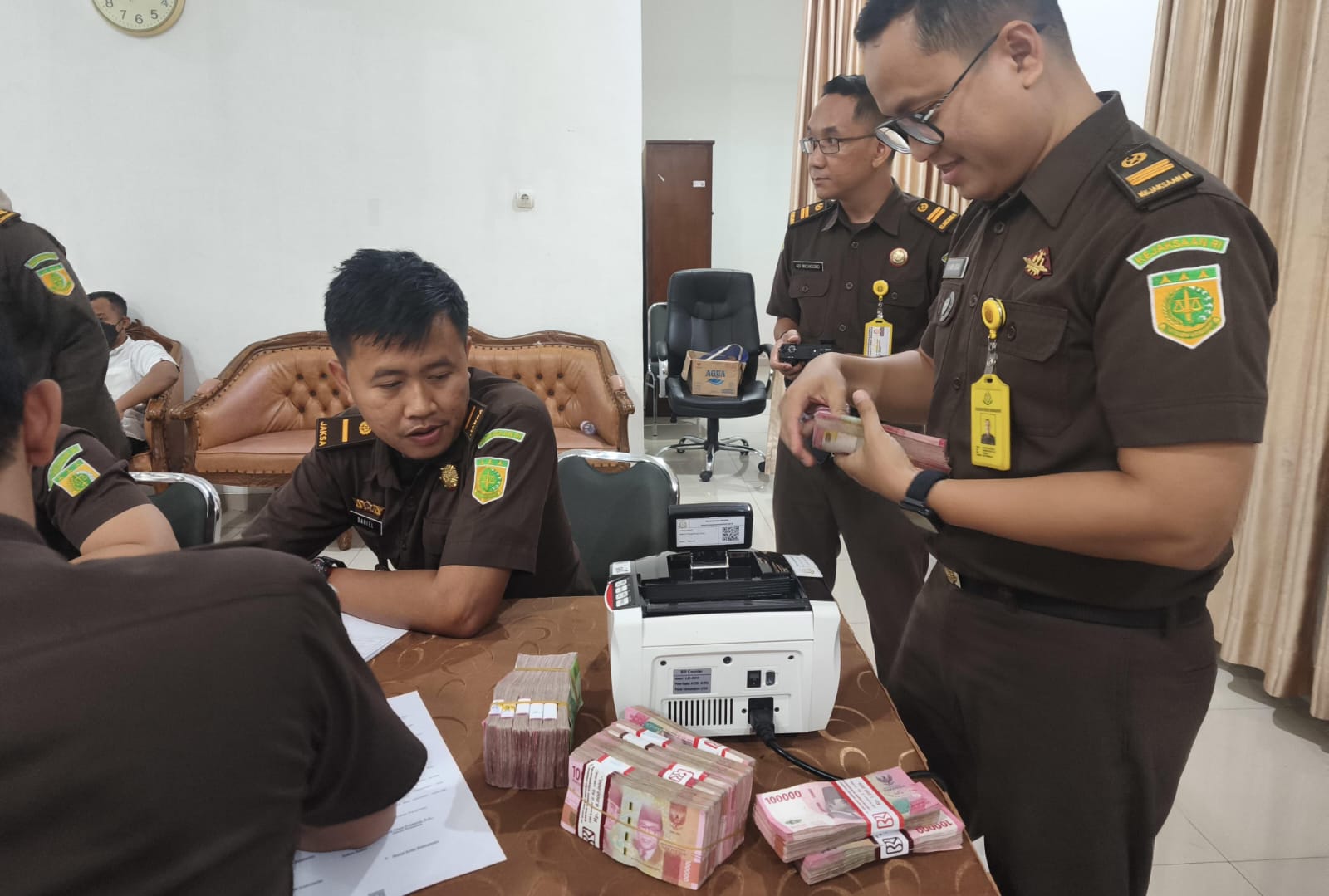 Tim jaksa Kejari Karanganyar menghitung uang hasil titipan dari kasus dugaan korupsi alkes, Senin (30/6/2025). (Rudi Hartono/Radar Solo)