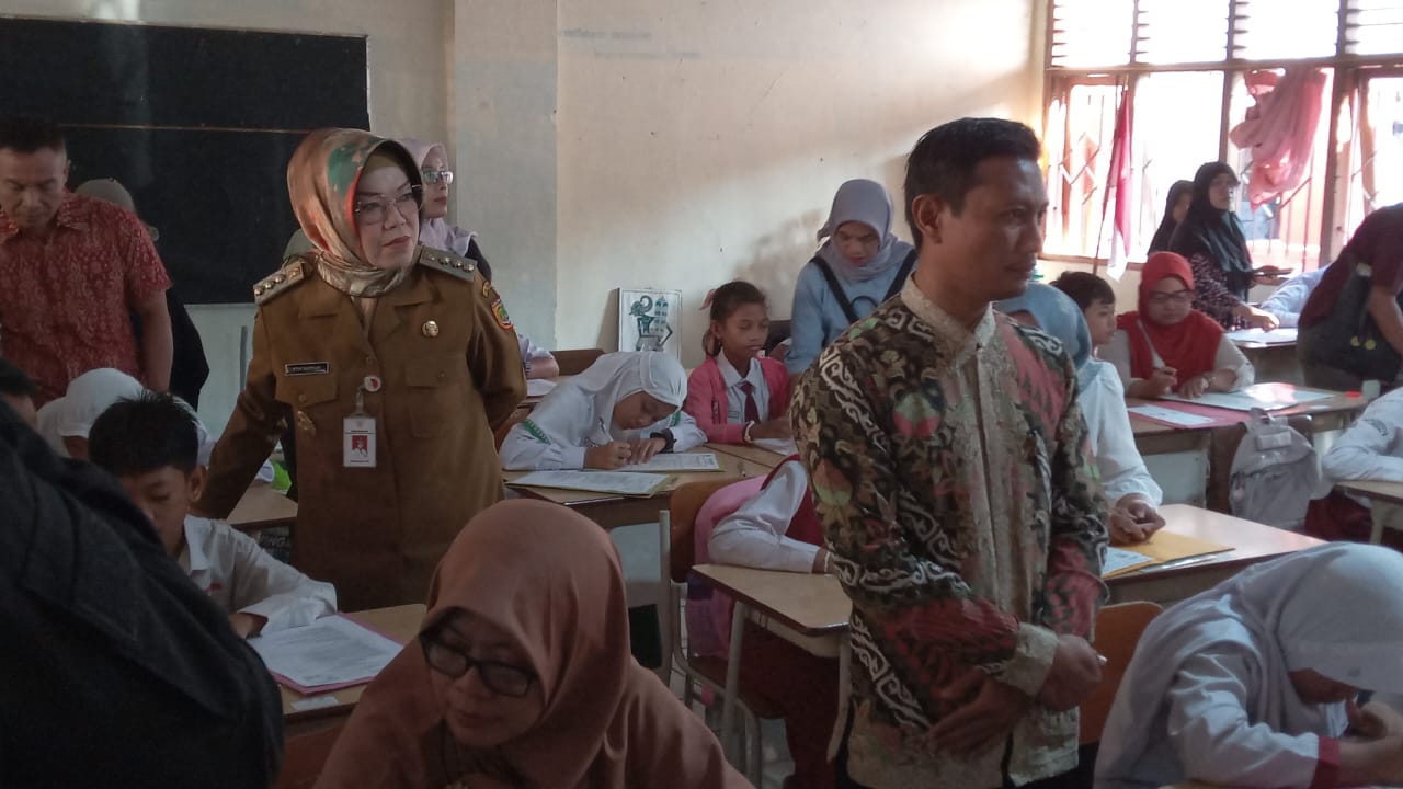 Bupati Sukoharjo Etik Suryani menyambangi SPMB 2025 di SMPN 1 Sukoharjo, belum lama ini.