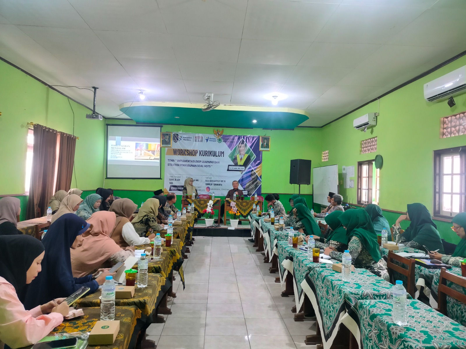PEMAPARAN: Workshop kurikulum yang digelar di aula Sekolah Plus SD Muhammadiyah 20 Sidorejo Solo, Senin (30/6).