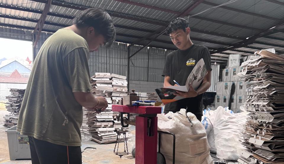 Barang eks logistik Pemilu 2024 di gudang KPU Wonogiri.