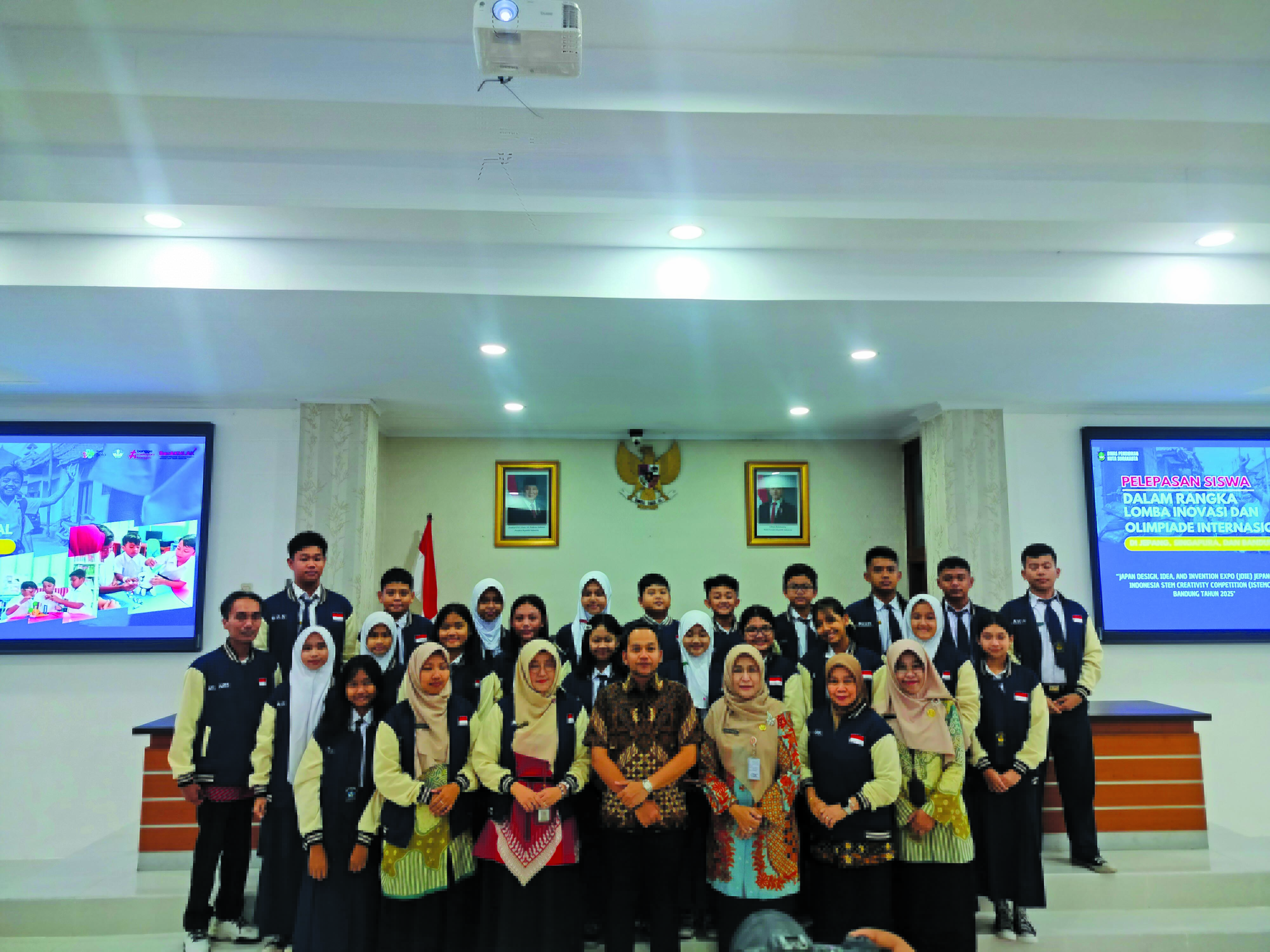 Wali Kota Solo Respati Ardi melepas puluhan siswa SD dan SMP, yang akan berlaga di kompetisi internasional, Selasa (1/7).
