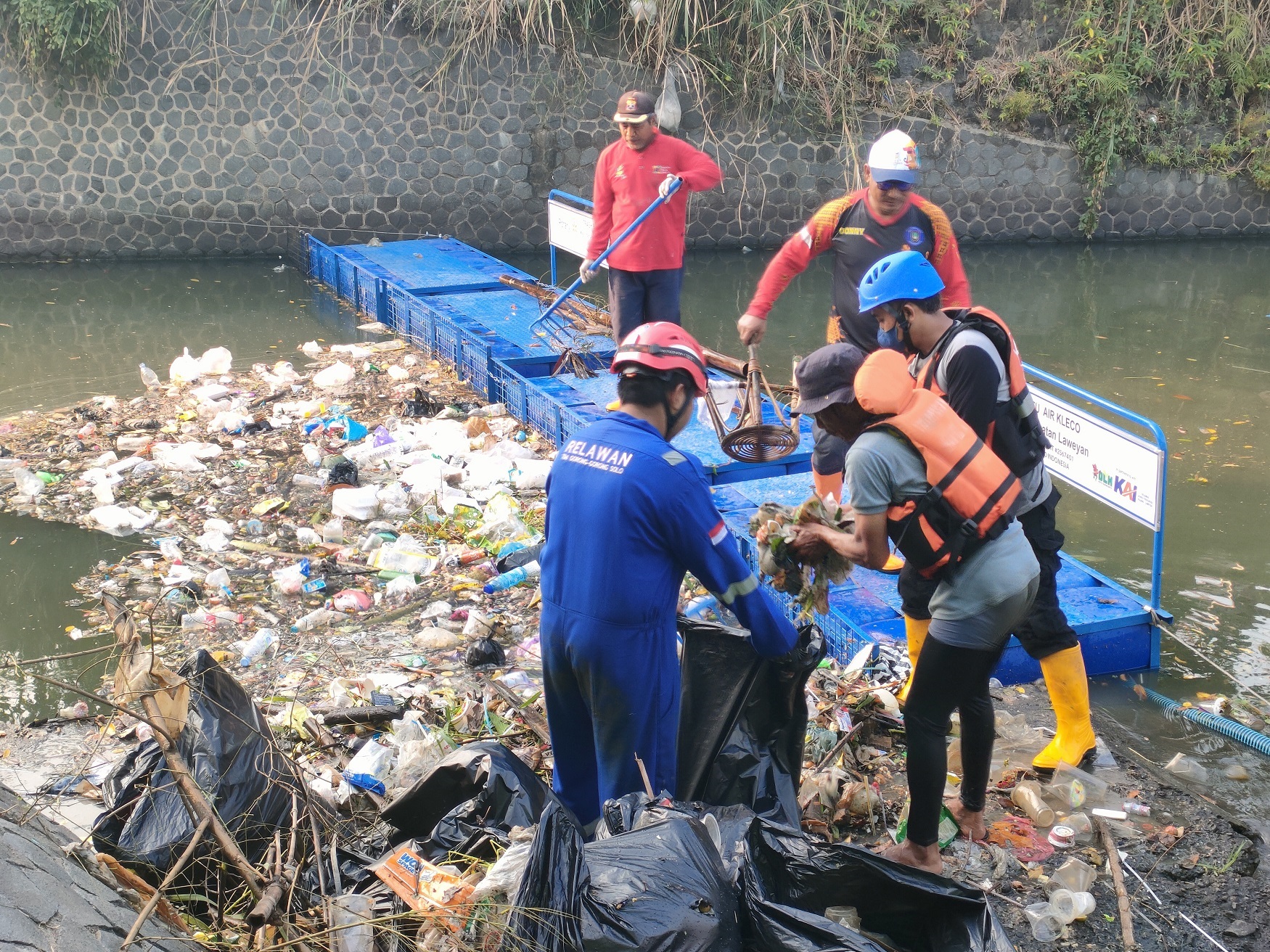 Perahu jaring yang digagas Relawan Joko Tingkir. (Silvester Kurniawan/Radar Solo)