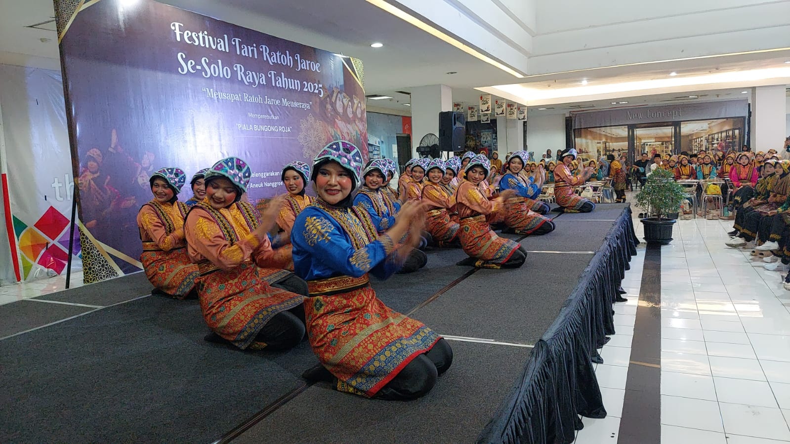 MEMUKAU: Pementasan dari salah satu peserta Festival Ratoh Jaroe digelar di Solo Grand Mall, Minggu (29/6).