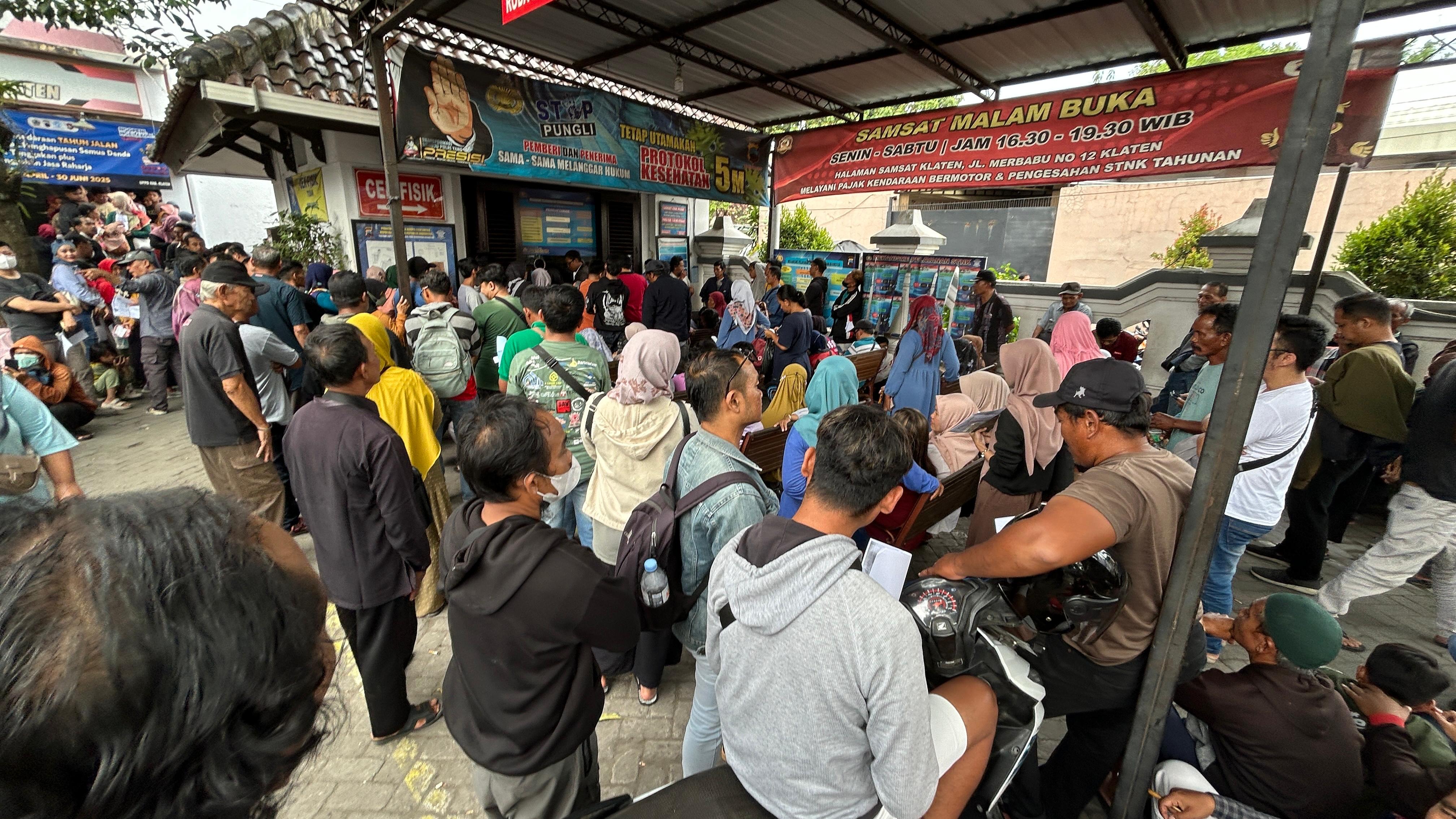 Masyarakat memadati loket pelayanan pajak kendaraan di Samsat Klaten pada program pemutihan, Senin (30/6/2025). (Dokumentasi Samsat Klaten)