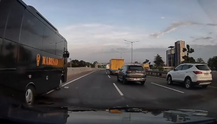 Bus bertuliskan Mabes AD, yang ditumpangi bocah terjatuh di Jalan Tol JORR Joglo-Ciledug menuju Veteran Bintaro, Jakarta Selatan.