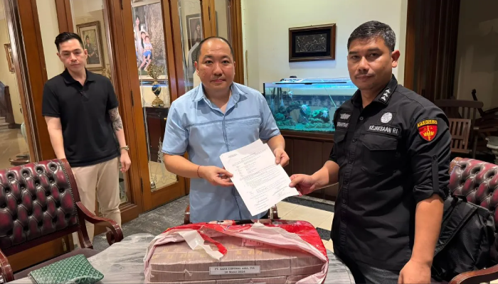 Direktur Utama Sritex Iwan Kurniawan Lukminto bersama penyidik Jampidsus Kejagung (kanan) dan kuasa hukumnya menunjukkan dokumen dan uang yang disita, Senin (30/6/2025).