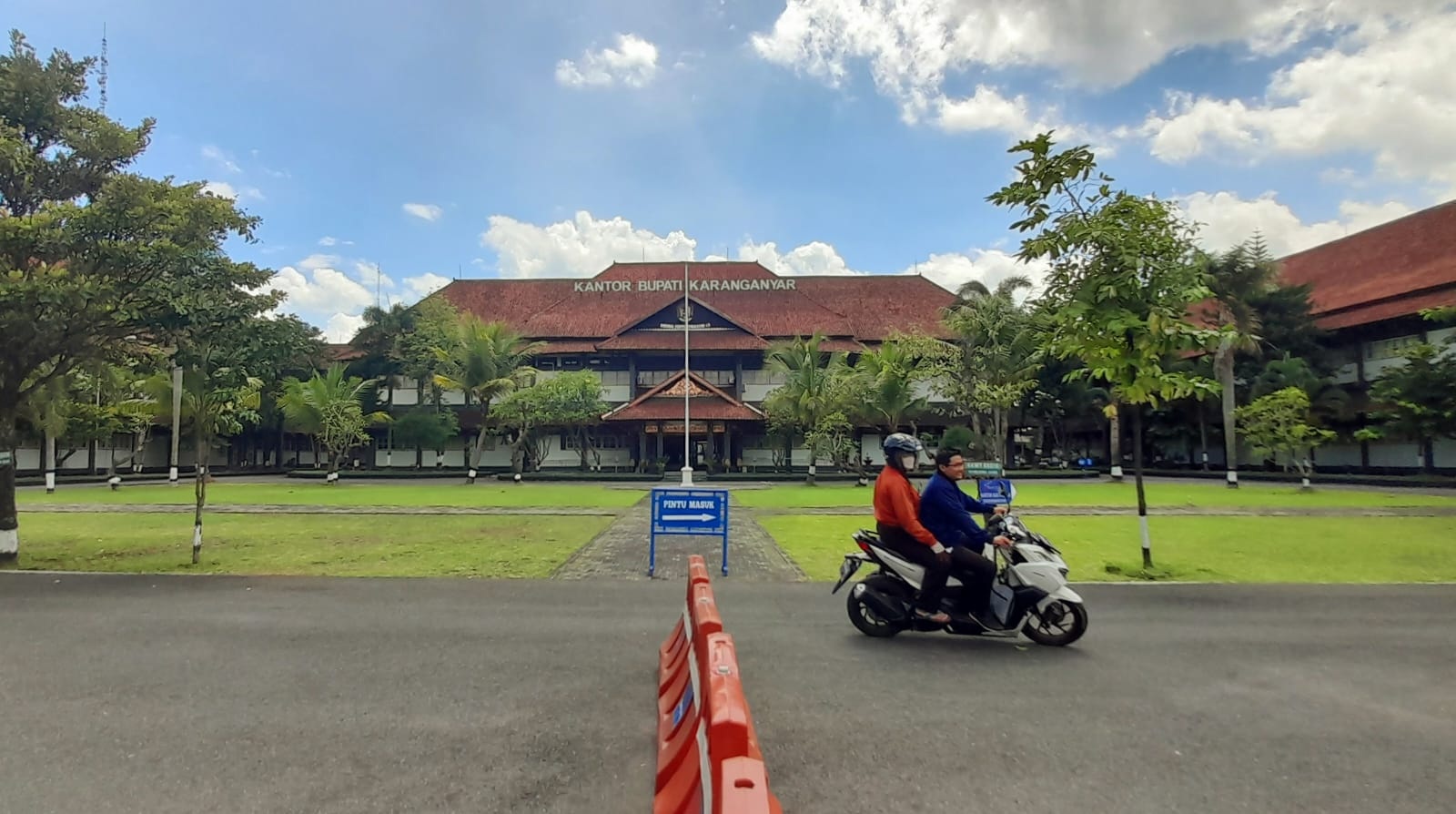 Pengendara melintas di halaman Kantor Bupati Karanganyar. (Rudi Hartono/Radar Solo)
