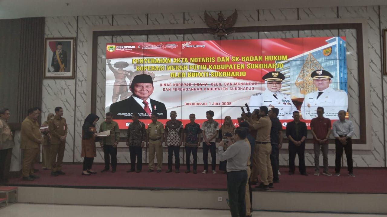 Bupati Sukoharjo Etik Suryani serahkan SK badan hukum dan akta notaris KMP, Selasa (1/7).