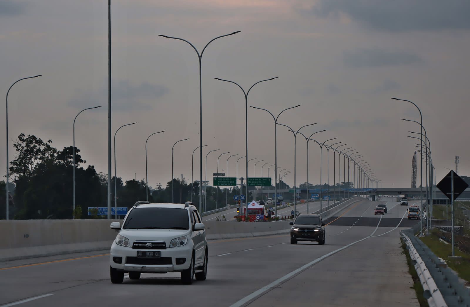 Suasana ruas tol Klaten-Prambanan dibuka secara fungsional pada arus mudik dan balik Lebaran 2025. (Arief Budiman/Radar Solo)