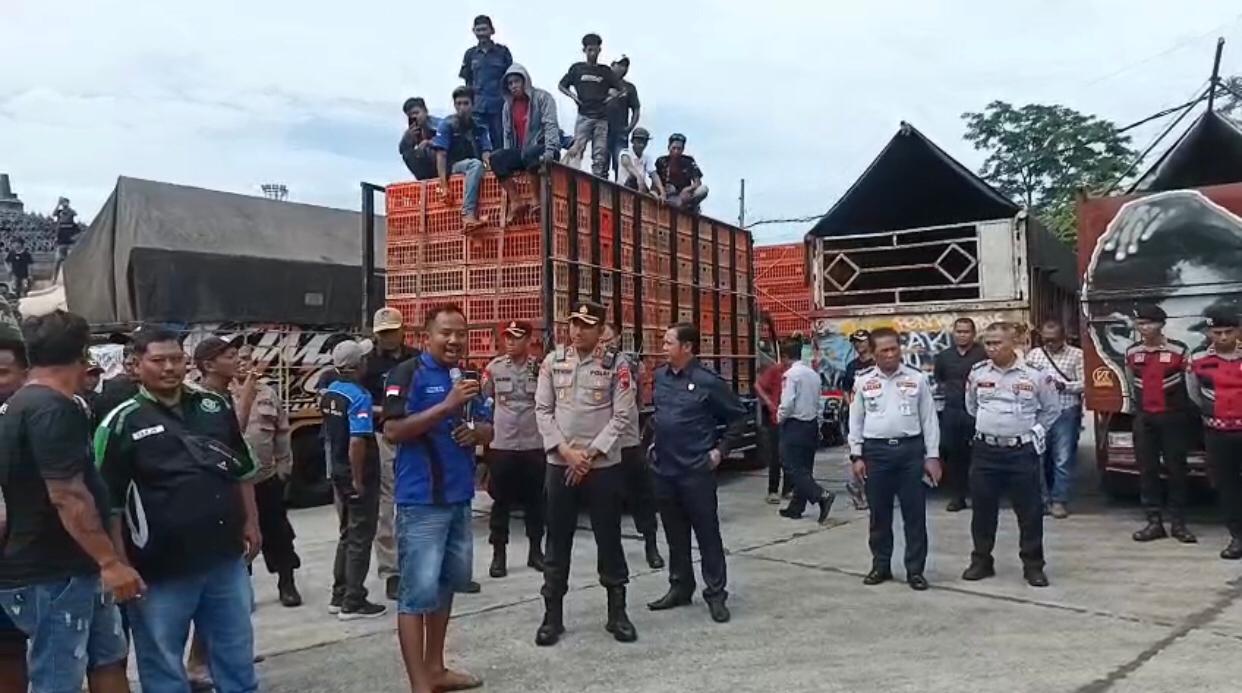 Demo sopir truk menolak diterapkannya Undang-Undang tentang ODOL.