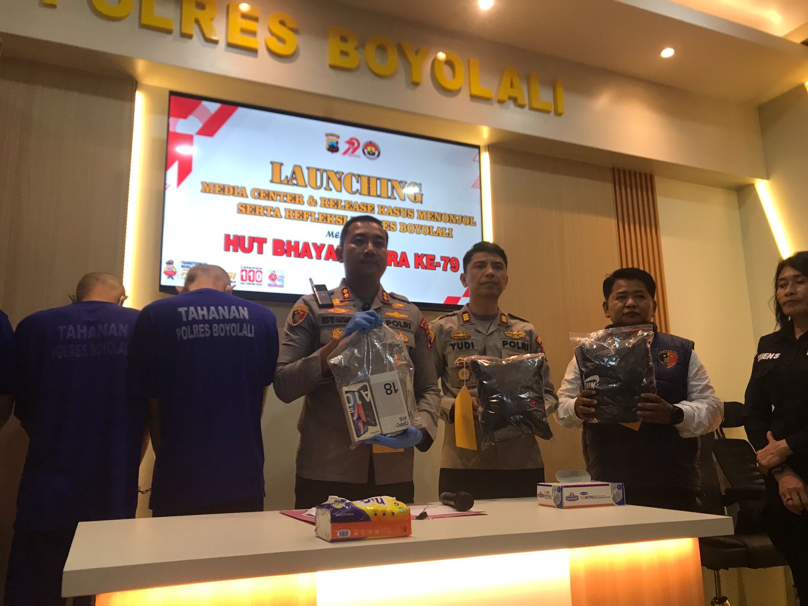 Kapolres Boyolali AKBP Rosyid Hartanto (tiga dari kiri) tunjukkan barang bukti HP yang dirampas pelaku.