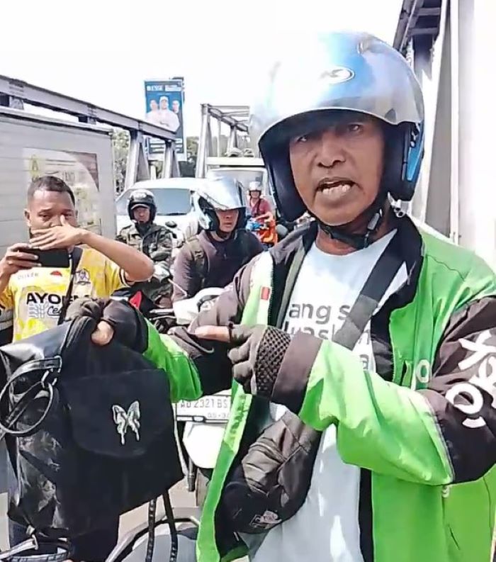 Saksi tunjukkan tas berisi hp dan pesan tulis tangan yang sengaja ditinggalkan perempuan yang loncat dari Jembatan Jurug, Selasa (1/7/2025).