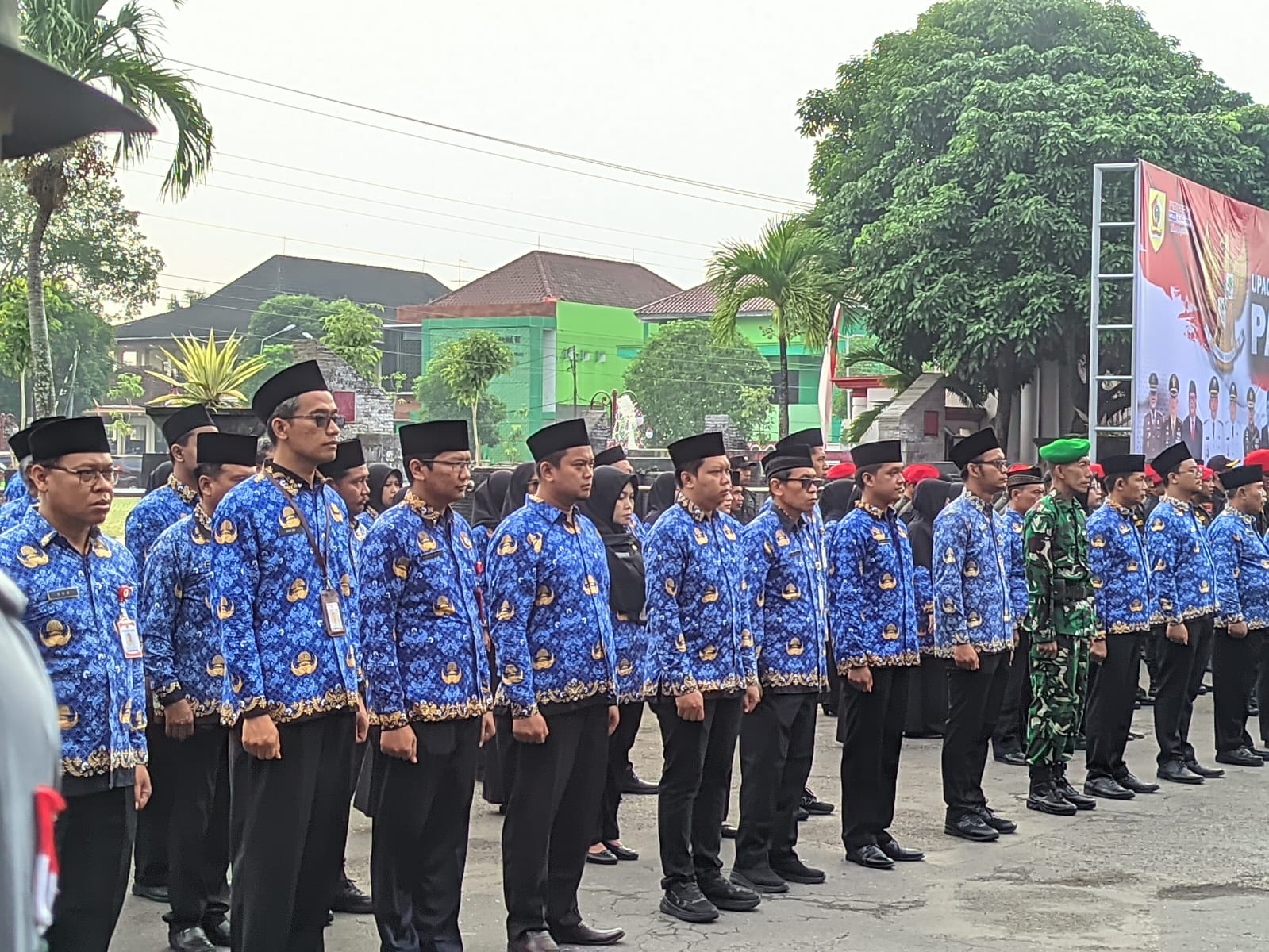 ASN Pemkab Wonogiri mengikuti upacara belum lama ini.